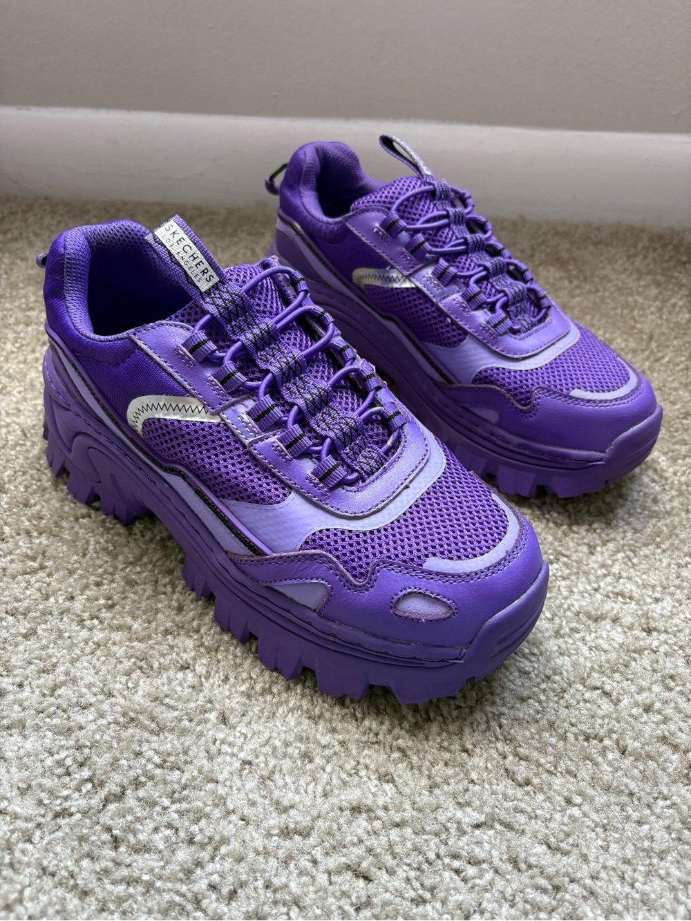 SKECHERS Womenโs Purple Memory Foam Leather Low Top Lace-Up Athletic Sneakers